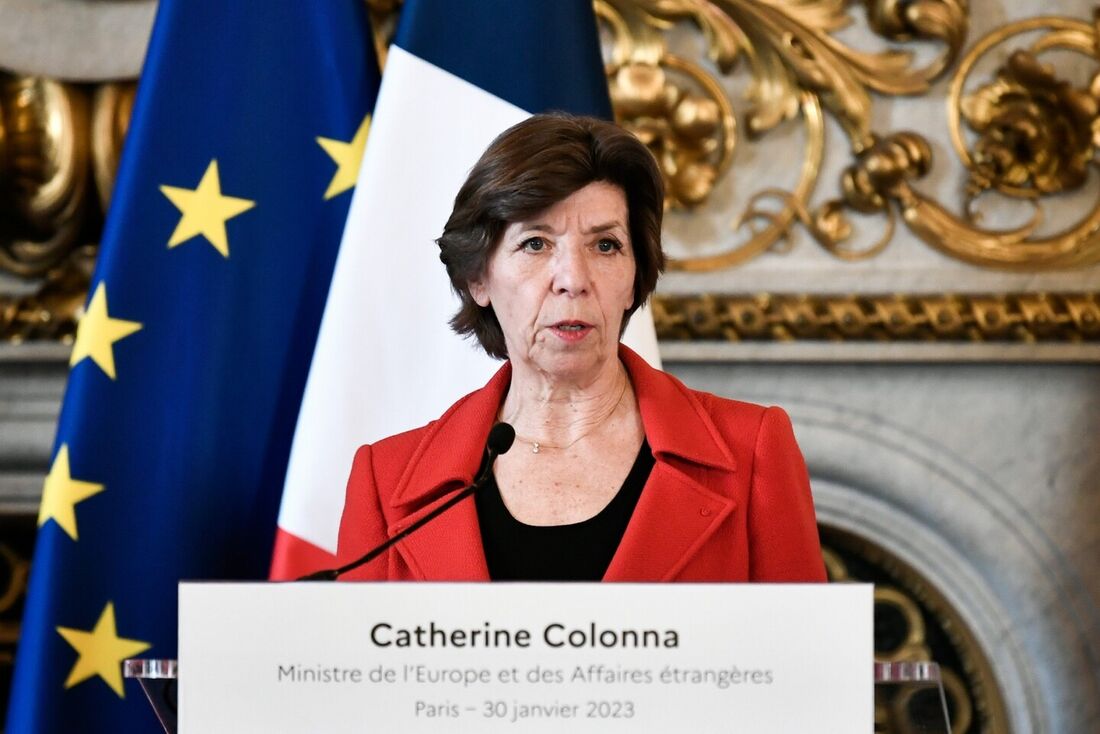 A ministra das Relações Exteriores e Europeias da França, Catherine Colonna, fala durante uma coletiva de imprensa após uma reunião conjunta com sua contraparte australiana no Quai d'Orsay em Paris, em 30 de janeiro de 2023