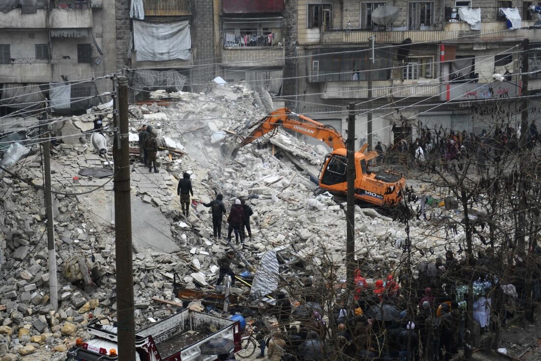 Resgate de vítimas sob escombros em Aleppo, na Síria