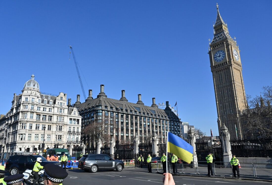 O presidente da Ucrânia, Volodimir Zelensky, inicia uma visita surpresa ao país