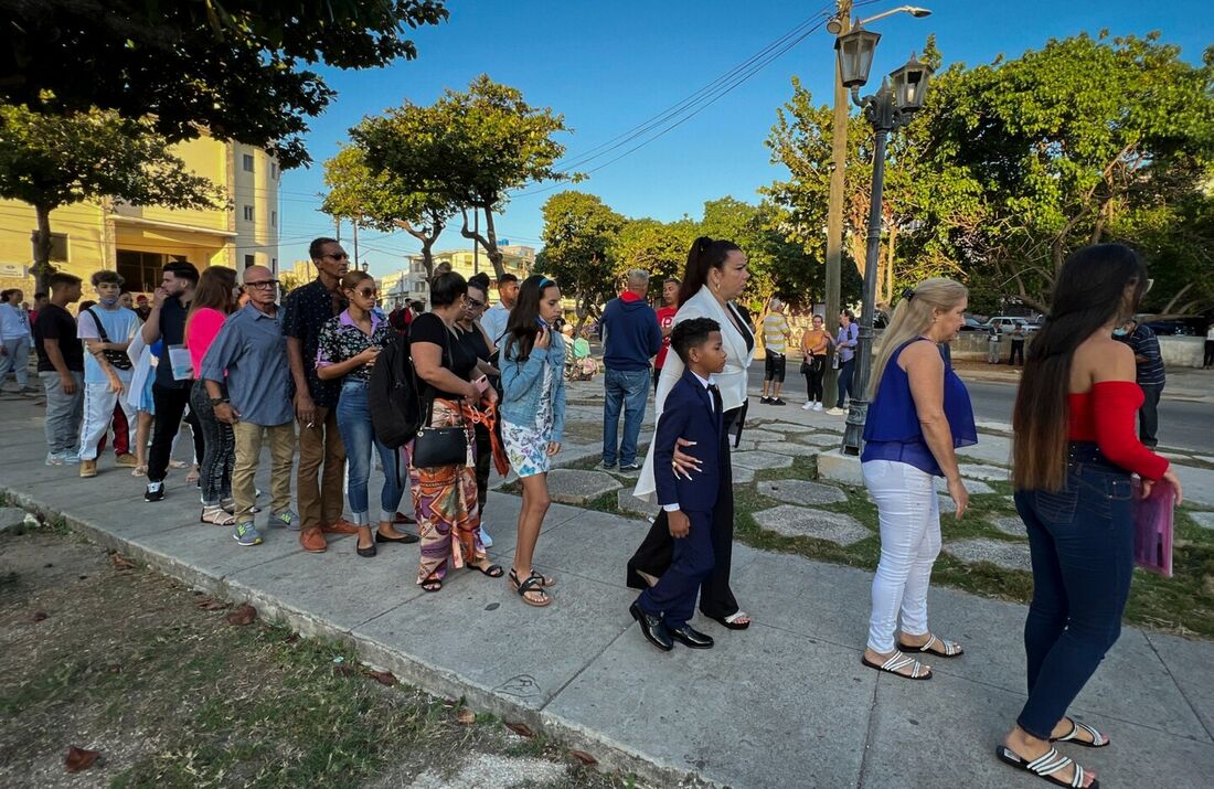 Fila de pessoas ao lado externo da Embaixada dos Estados Unidos em Havana