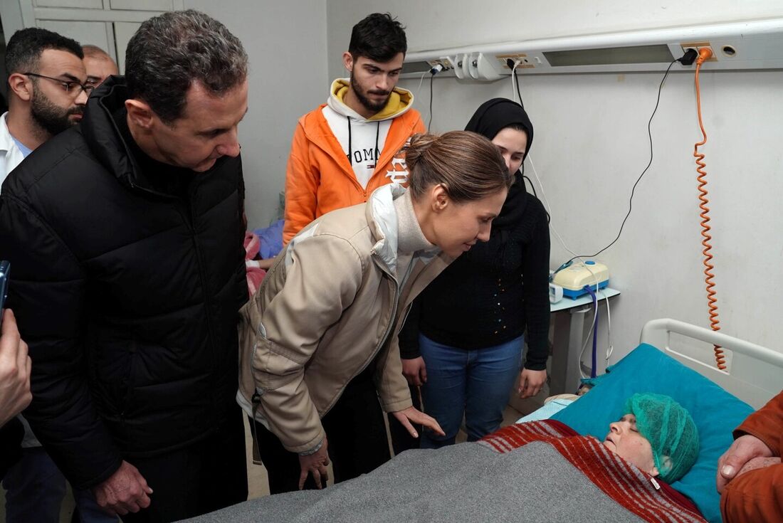 O presidente da Síria, Bashar al-Assad (L) e a primeira-dama Asma al-Assad (R) visitando um sobrevivente ferido do terremoto, que atingiu a Turquia e a Síria, no Tishreen University Hospital em Latakia