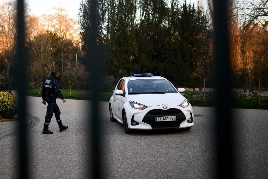 Polícia investiga o crime que ocorreu na capital francesa 