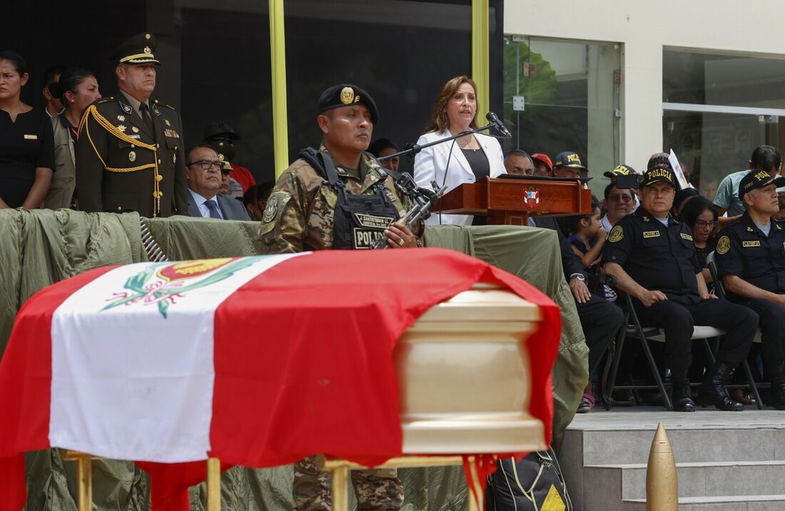 A presidente Dina Boluarte participando de uma cerimônia fúnebre em uma dependência policial nos arredores de Lima em 13 de fevereiro de 2023, em homenagem aos sete policiais mortos em 11 de fevereiro de 2023