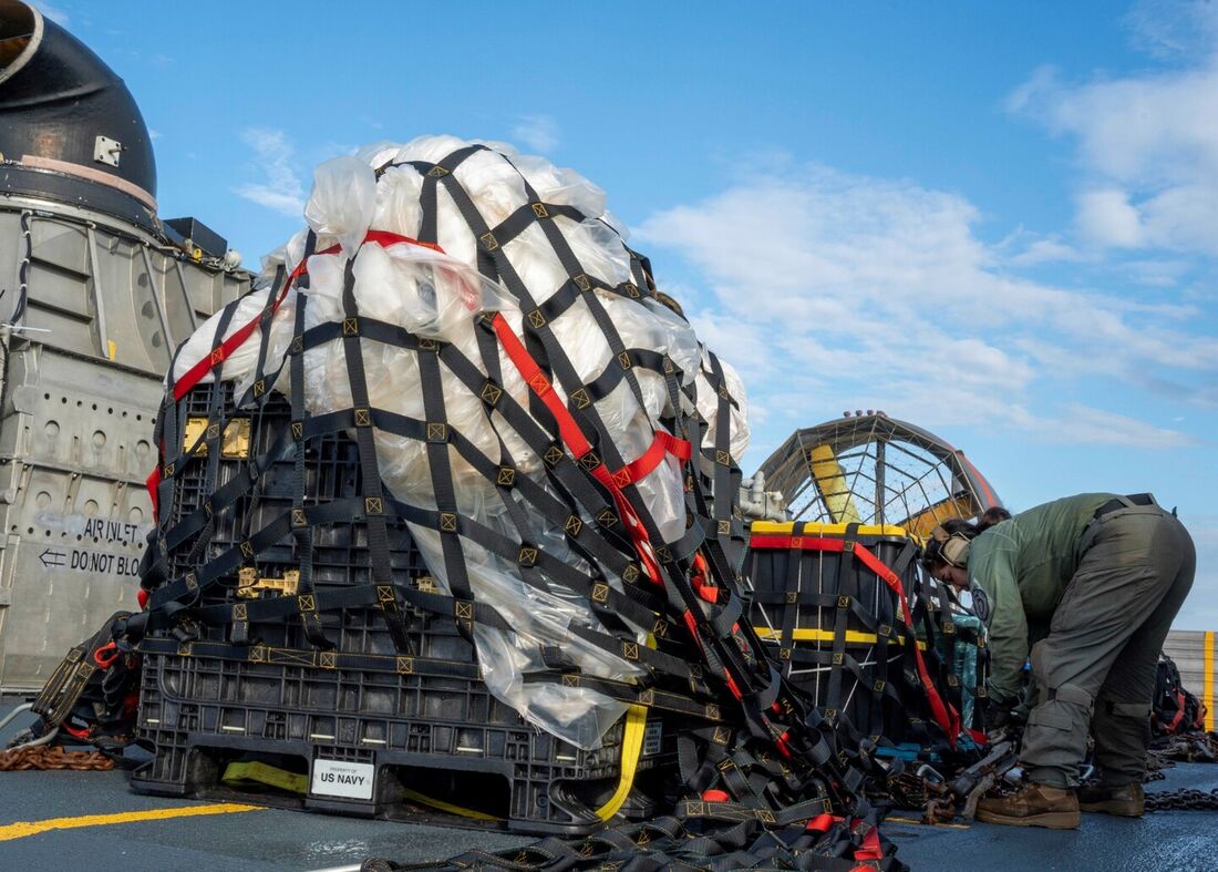 Nesta foto fornecida pela Marinha dos EUA em 13 de fevereiro de 2023, marinheiros designados para a Assault Craft Unit 4 preparam material recuperado no Oceano Atlântico de um balão de alta altitude para transporte para agentes federais na Base