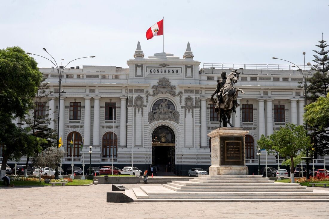 Vista da fachada do prédio do Congresso enquanto 130 representantes na câmara unicameral de legisladores debatem em 17 de fevereiro de 2023 se aceitam a acusação constitucional contra o ex-presidente Pedro Castillo