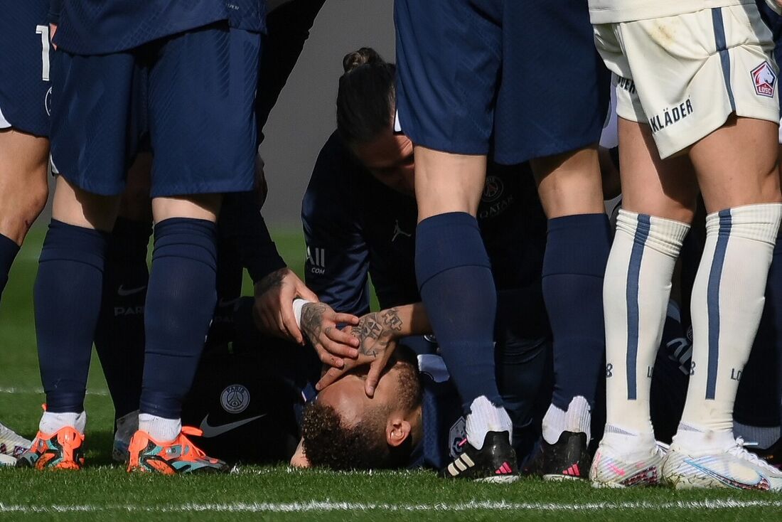 Neymar sofreu lesão em partida do Campeonato Francês 