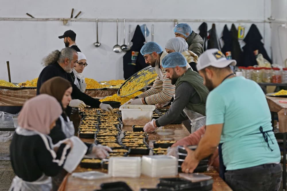 Voluntários cozinham para vítimas em Aleppo 