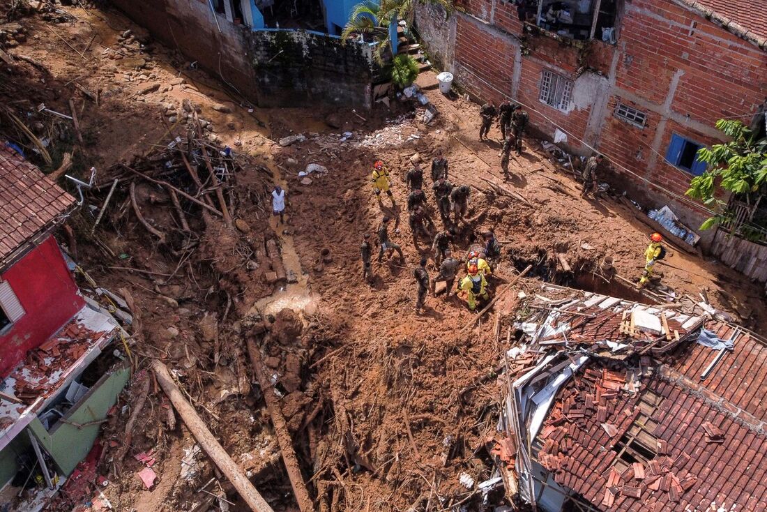 Vista aérea mostrando equipes de resgate no caminho de destruição deixado por um deslizamento de terra após chuva torrencial no distrito de Barra do Sahy em São Sebastião, Estado de São Paulo, Brasil, em 21 de fevereiro de 2023