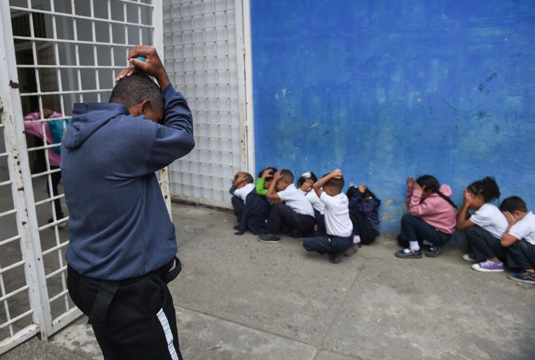 Escolas ensinam alunos a se protegerem de tiroteios em zonas pobres da Venezuela