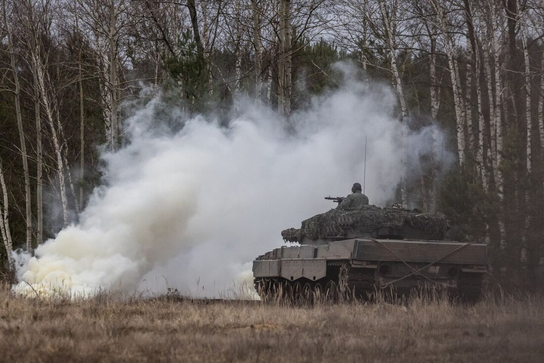 Soldados ucranianos foram treinados em bases alemãs para manusear esses tanques de batalha pesados Leopard 2 do tipo 2A6