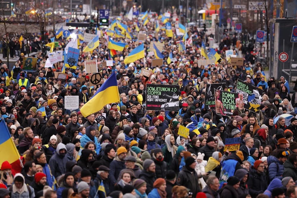 Protestos na Europa marcam um ano de guerra na Ucrânia 