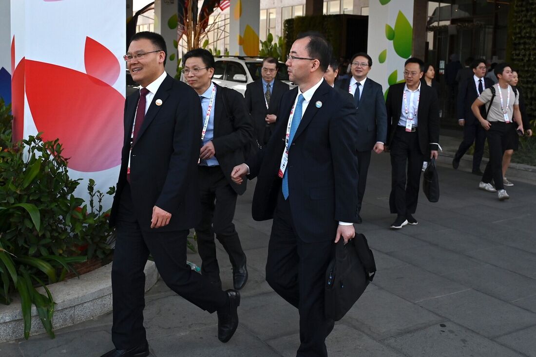 O vice-ministro das Finanças da China, Dongwei Wang (C), sai da reunião de finanças do G20 realizada sob a presidência do G20 da Índia