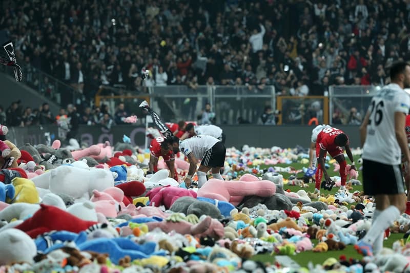 Pelúcias jogadas ao campo para serem doadas a crianças que sobreviveram ao terremoto que atingiu a Turquia recentemente 