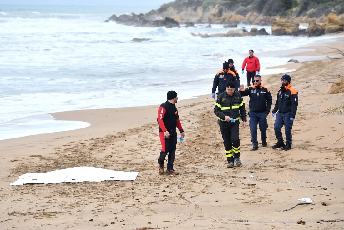 Número de mortos em naufrágio de embarcação com migrantes na Itália sobe para 62