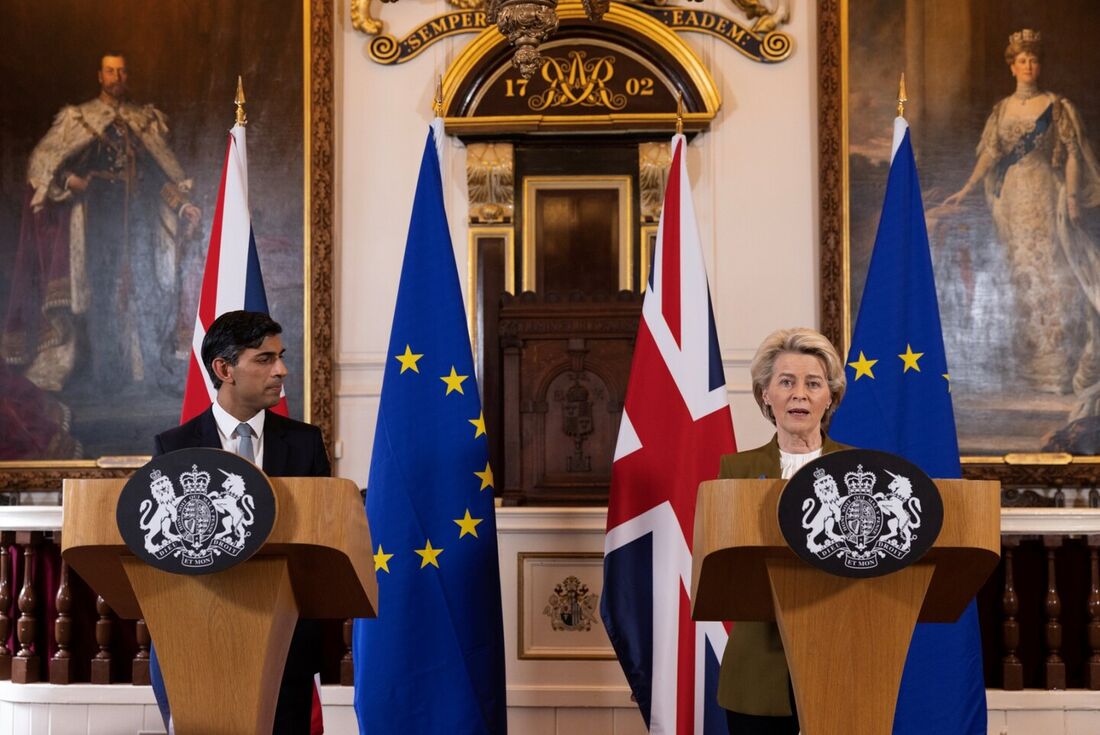 O primeiro-ministro da Grã-Bretanha, Rishi Sunak (L), e a chefe da Comissão Europeia, Ursula von der Leyen, realizam uma coletiva de imprensa conjunta após sua reunião no Fairmont Hotel em Windsor, a oeste de Londres, em 27 de fevereiro de 2023