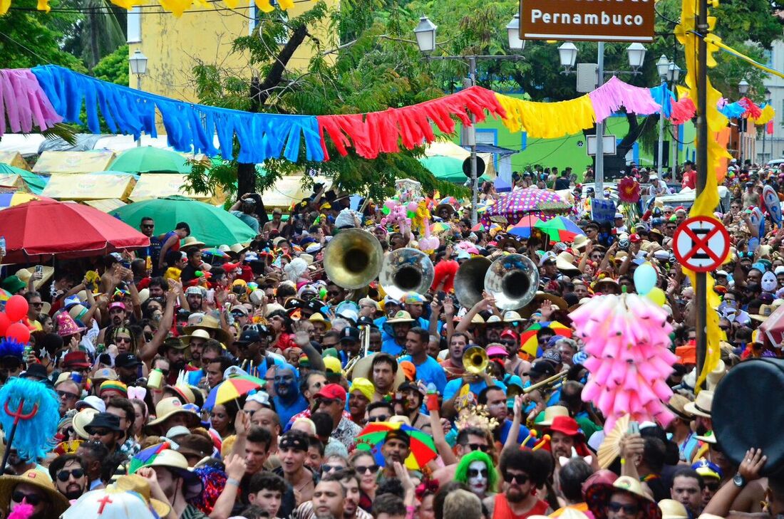 Foliões nas ladeiras de Olinda neste domingo de Carnaval