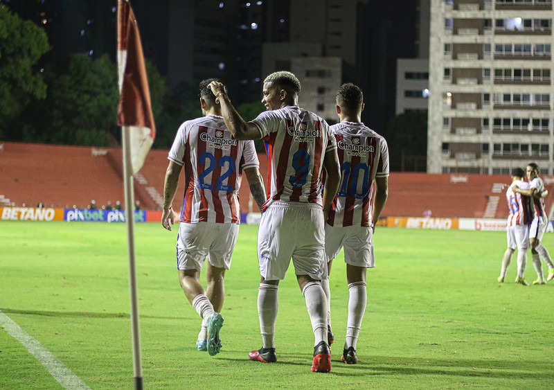 Júlio comemora gol marcado pelo Náutico