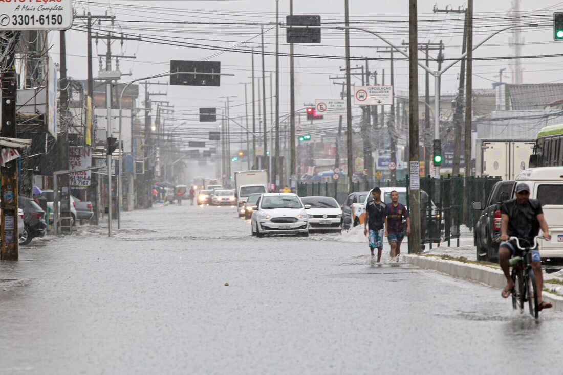 Avenida Presidente Kennedy, em Olinda, alagada