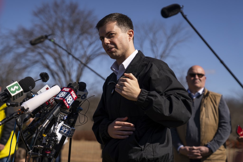 O secretário de transporte Pete Buttigieg faz comentários à imprensa ao visitar o local do descarrilamento do trem Norfolk Southern em 23 de fevereiro de 2023 em East Palestine, Ohio