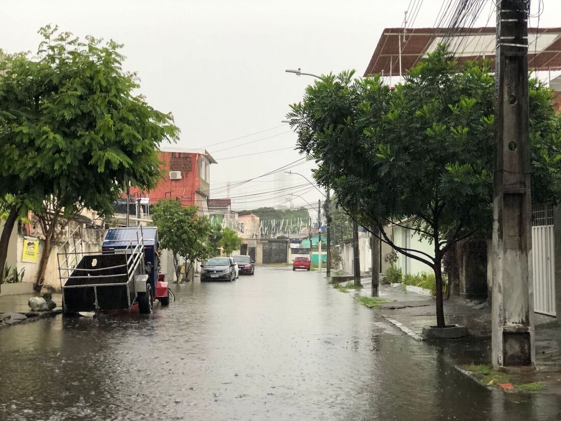 Vários pontos do Recife e Região Metropolitana sofreram alagamentos nesta segunda-feira (6)