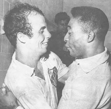 Almir e Pelé, após jogo do Santos