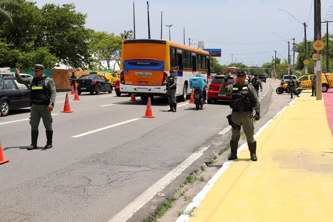 BPRv durante blitz no Complexo de Salgadinho, em Olinda