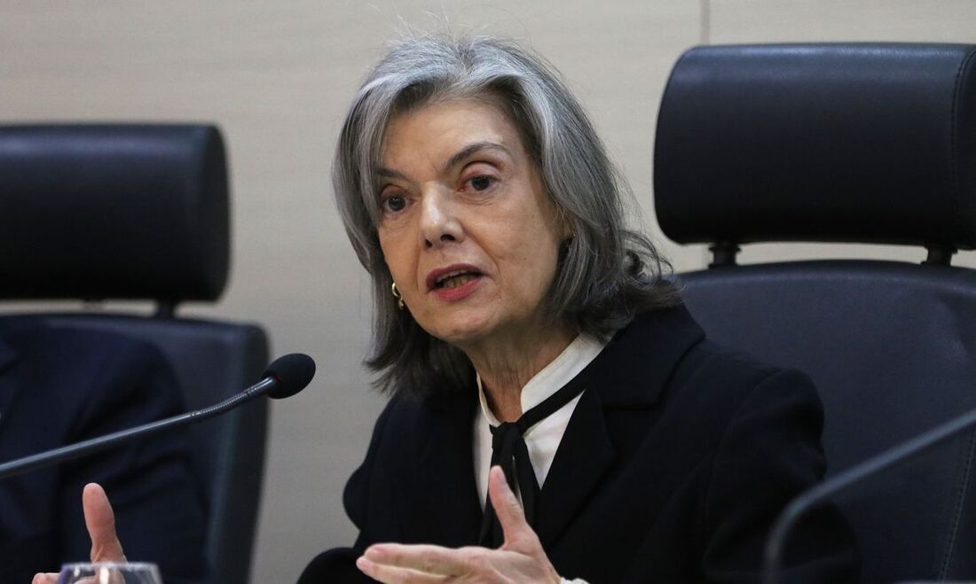 Ministra do Supremo Tribunal Federal, Carmem Lúcia. Na decisão, Cármen Lúcia argumenta que Jair Bolsonaro não foi reeleito presidente da República e não detém mais foro privilegiado por estar sem mandato