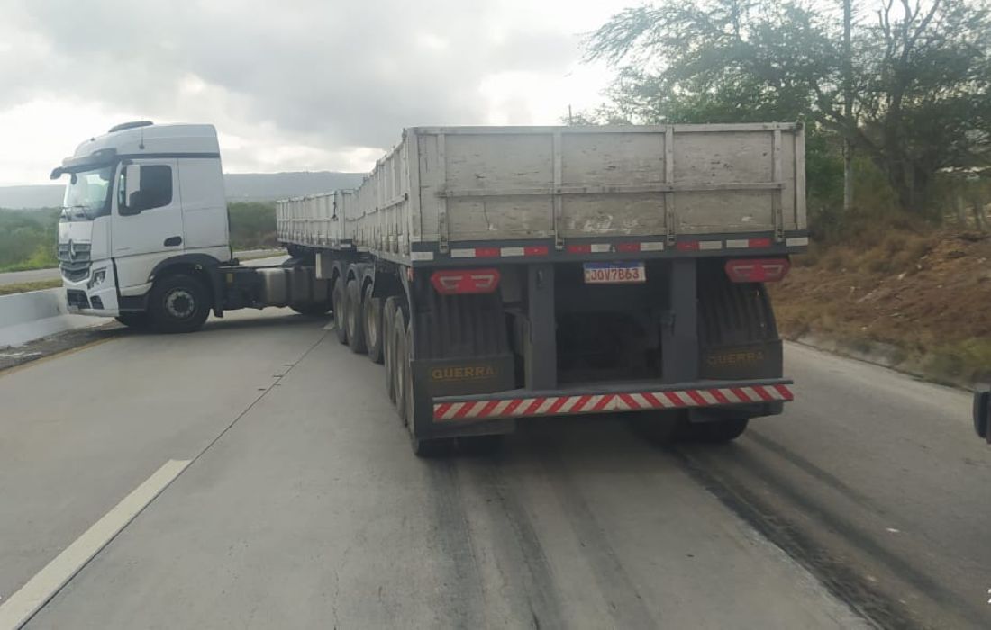 Carreta travada em L na BR 232 interdita km 115