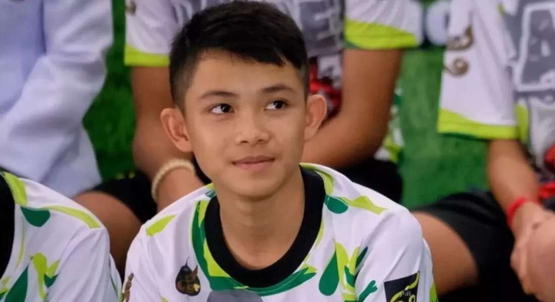 Garoto tailandês resgatado de caverna morre aos 17 anos