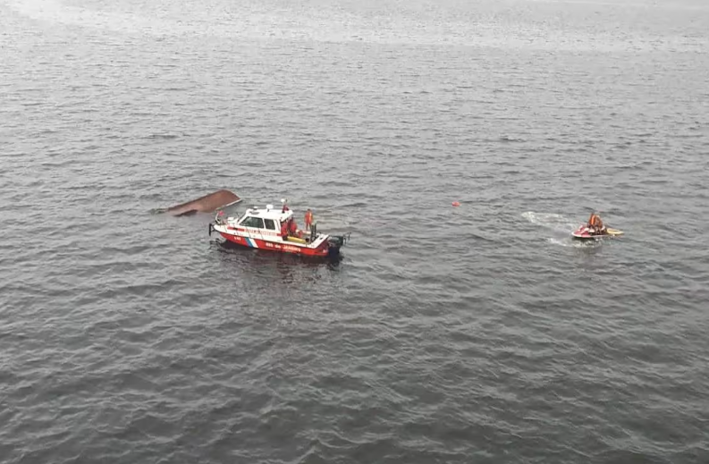 Bombeiros e Marinha buscam desaparecidos após naufrágio na Baía de Guanabara, no Rio de Janeiro