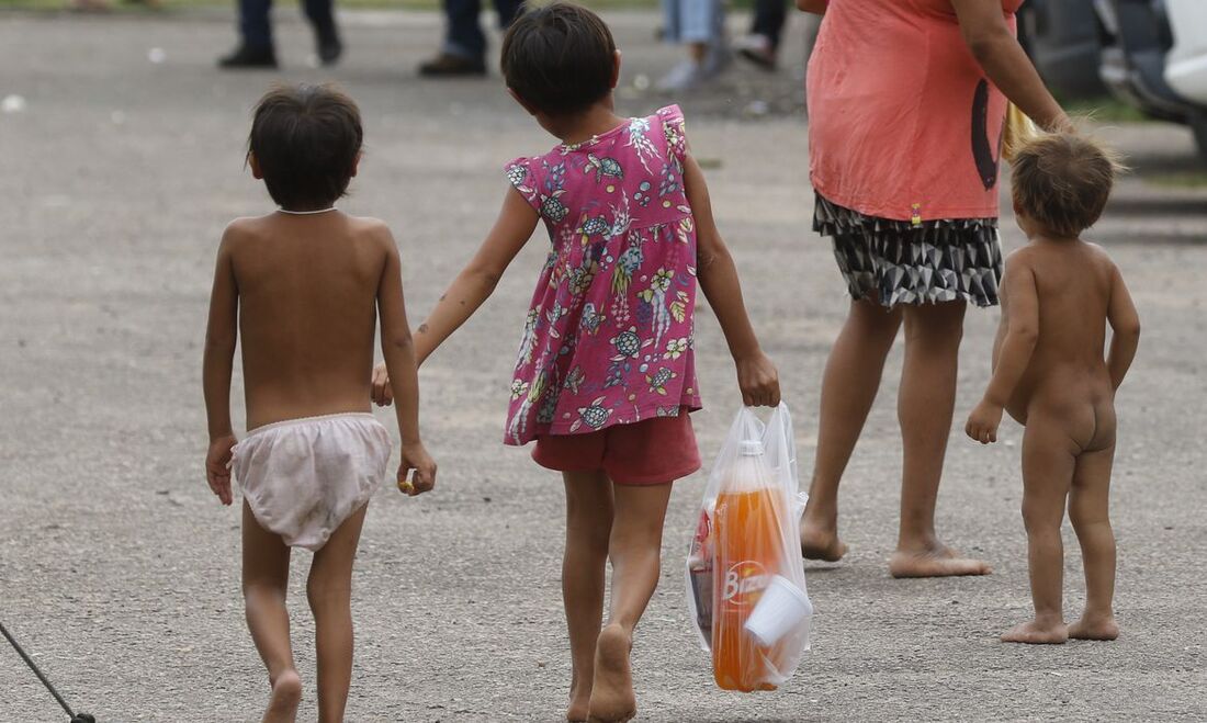 Crianças Yanomami. Afetados pela presença do garimpo ilegal em suas terras, os indígenas dessa região convivem com destruição ambiental, contaminação da água, propagação de doenças e violência