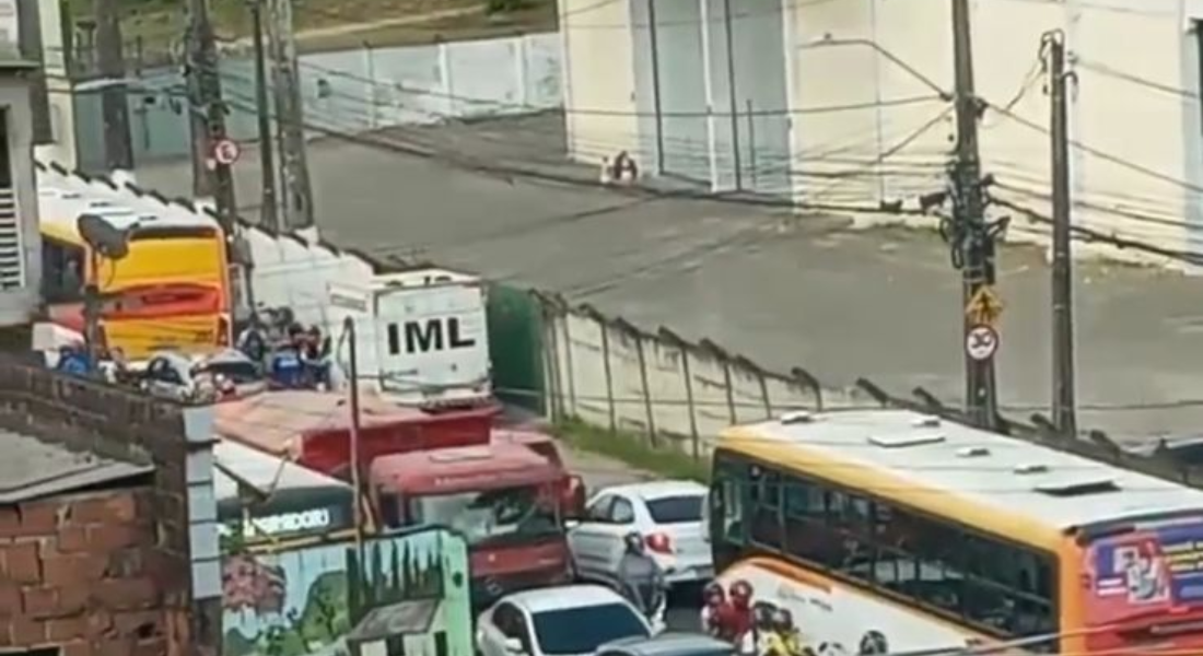 Carro do IML em frente a local do acidente