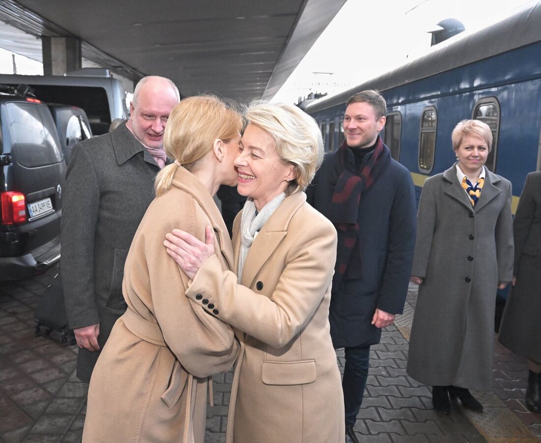 Von der Leyen está em Kiev acompanhada do chefe da diplomacia europeia, Josep Borrell, e 15 comissários europeus