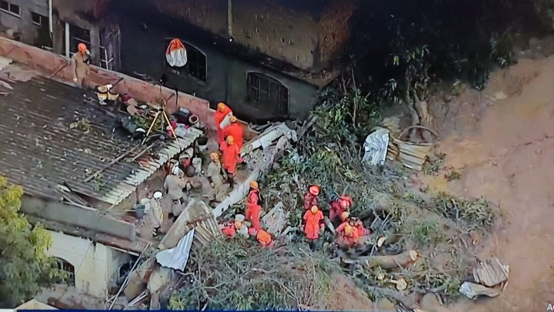 Cerca de 30 bombeiros atuam na localidade no resgate às vítimas