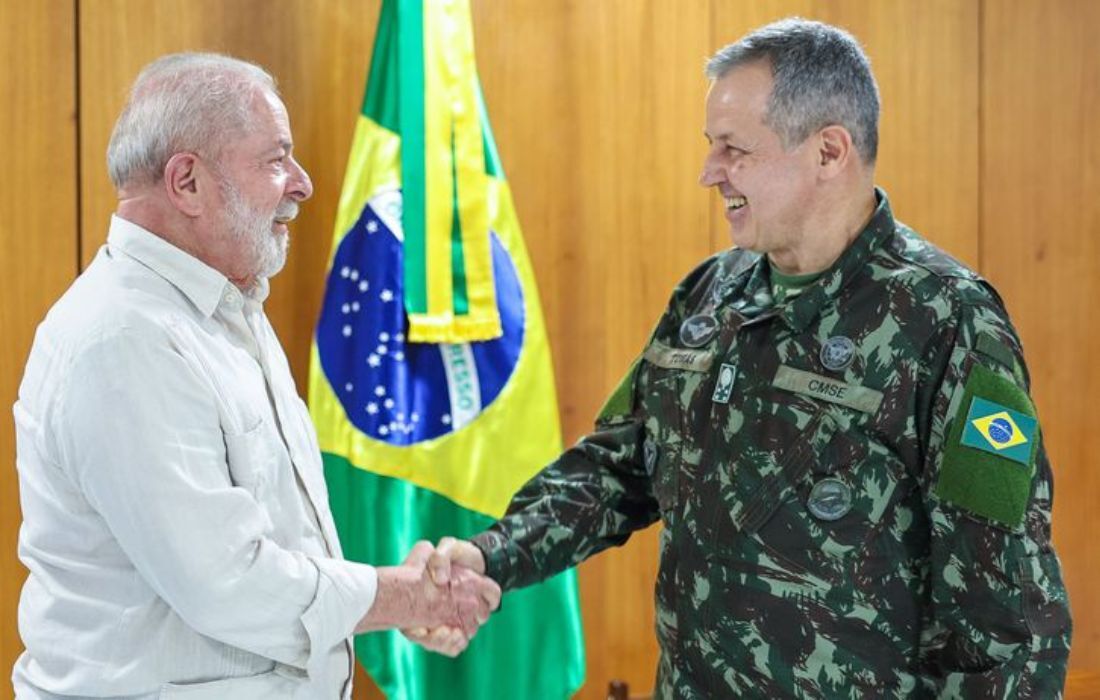 Presidente Luiz Inácio Lula da Silva cumprimenta o novo comandante do Exército, general Tomás Miguel Ribeiro Paiva