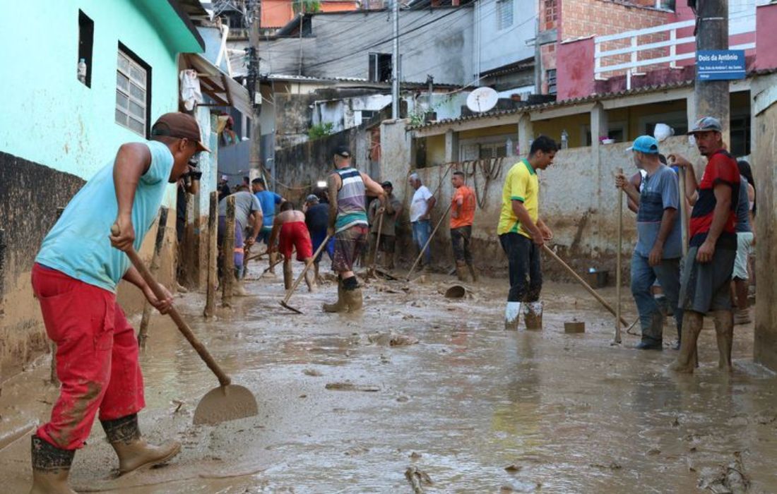 Desmoronamento causado pelas chuvas no bairro Itatinga, conhecido como Topolândia, no litoral norte de São Paulo