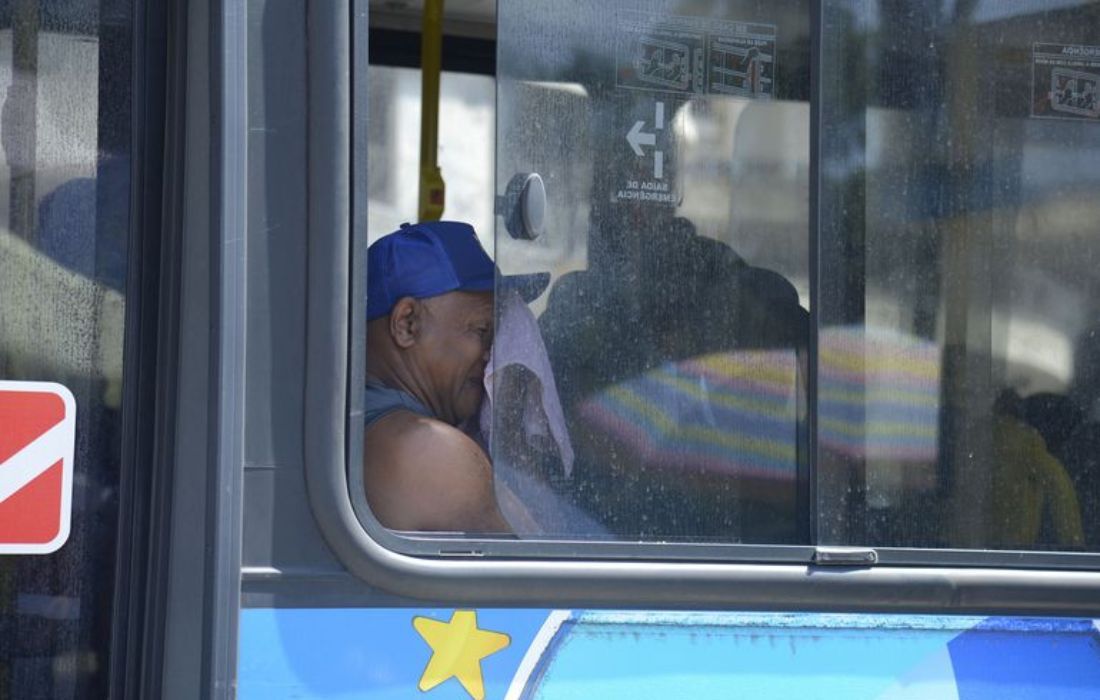 Ônibus circulam pela cidade sem ar condicionado no centro do Rio de Janeiro