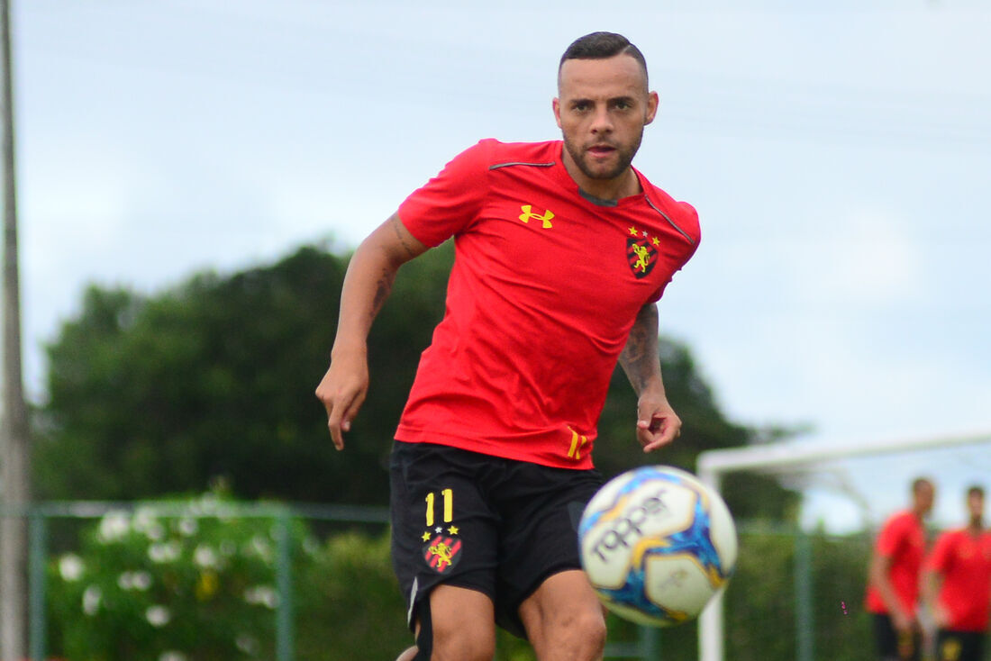 Atacante Guilherme treinando no Sport.