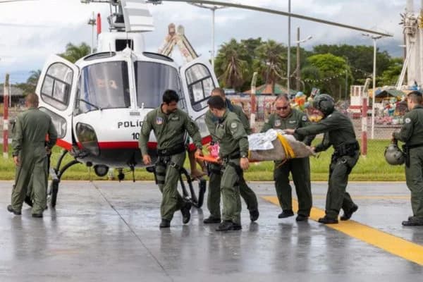 Bombeiros resgatam pessoas atingidas pelos temporais no Litoral de São Paulo