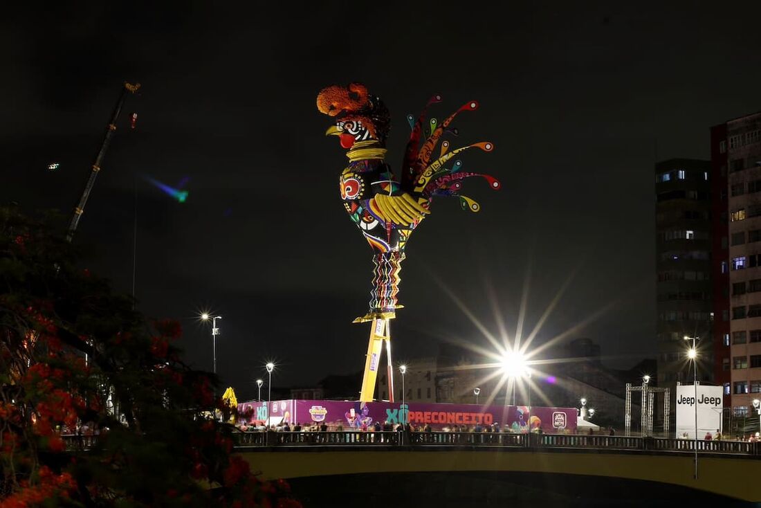 Escultura do Galo Gigante foi erguida na noite desta quinta-feira (16), por volta das 22h