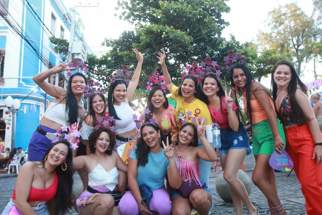 Foliões à espera da abertura do Carnaval do Recife