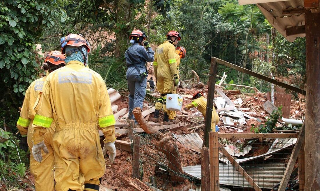 Equipes atuam nas buscas em São Sebastião (SP)