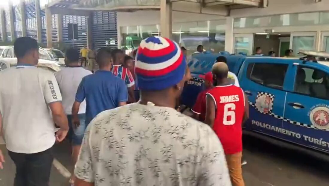 Torcedores do Bahia protestando contra equipe após goleada