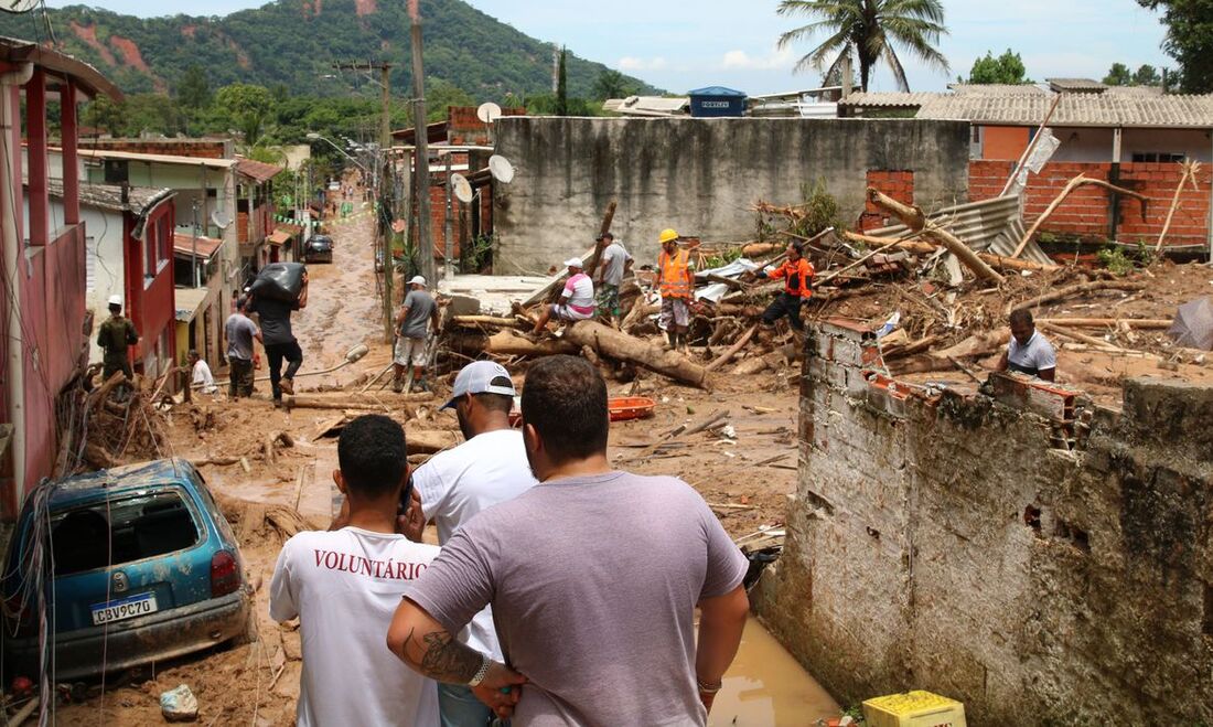 Destruição após fortes chuvas no litoral Norte de São Paulo