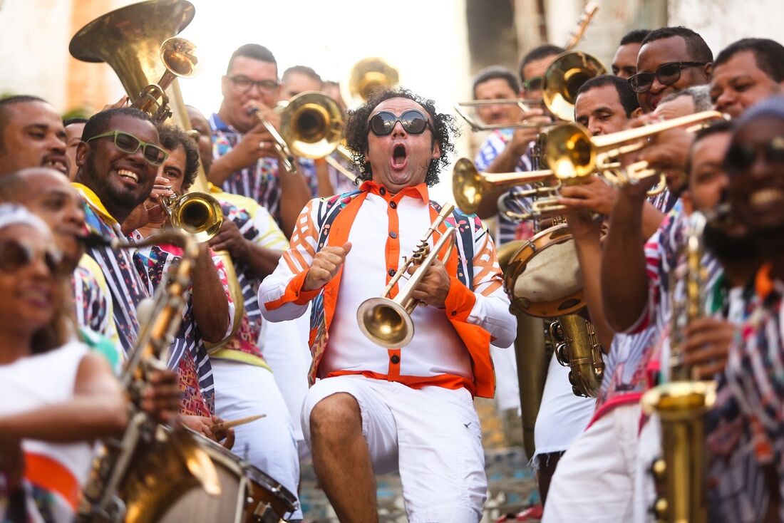 Maestro Forró e a Orquestra Popular da Bomba do Hemetério se apresentam na abertura do Carnaval do Recife