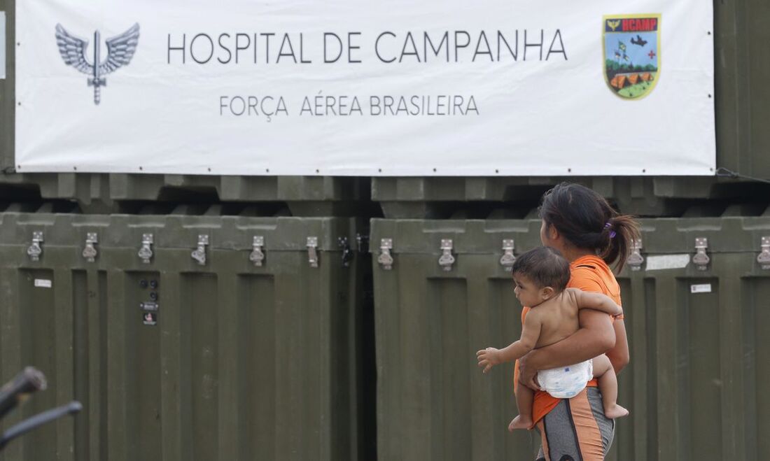 Yanomami em frente ao Hospital de Campanha, em Roraima