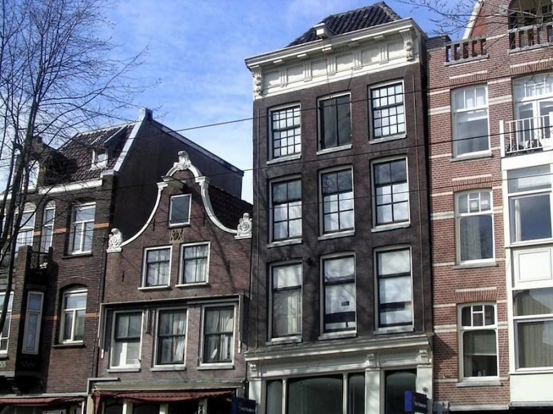 Museu e Casa Anne Frank, em Amsterdã. A mensagem fazia referência à uma teoria da conspiração de extrema direita, a qual afirma que a jovem vítima do Holocausto não seria autora do famoso "diário"