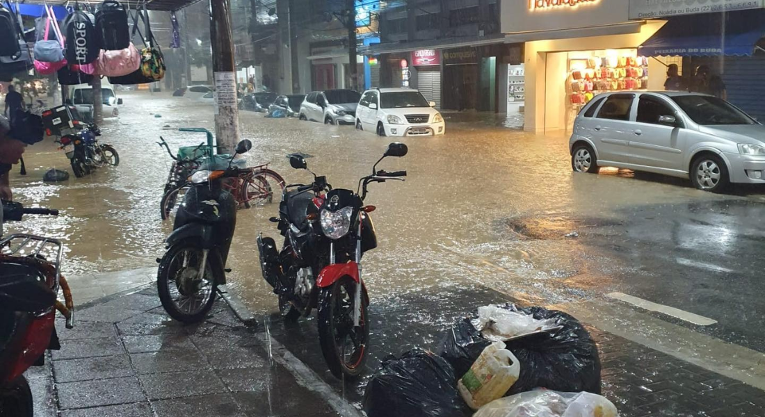 Rua alagada no Rio em dia de temporal