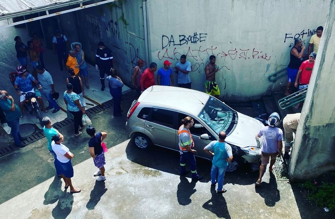 Carro desgovernado invade estação do metrô Cosme e Damião