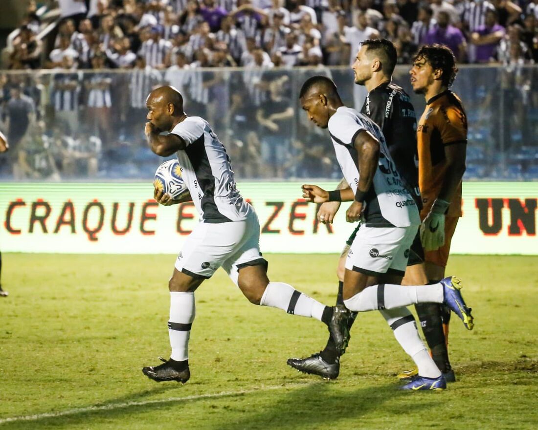 Love comemora segundo gol do Sport sobre o Ceará